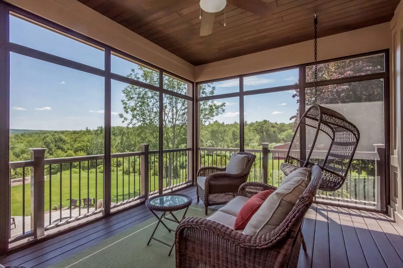 Современная отделка балкона. Уютная лоджия. Балкон в частном доме. Финское безрамное остекление lumon. Открытый балкон в частном доме.