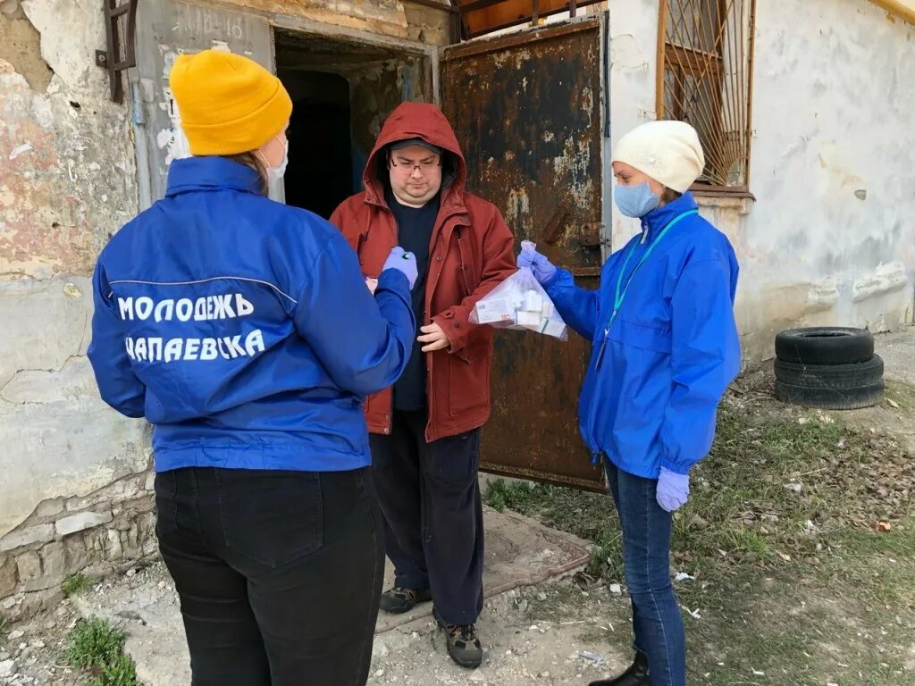 Описание фотографии волонтерская помощь. Волонтерство сейчас пожилым людям. волонтерство помощь людям. волонтеры помогают пожилым людям. волонтеры и пожилые люди.