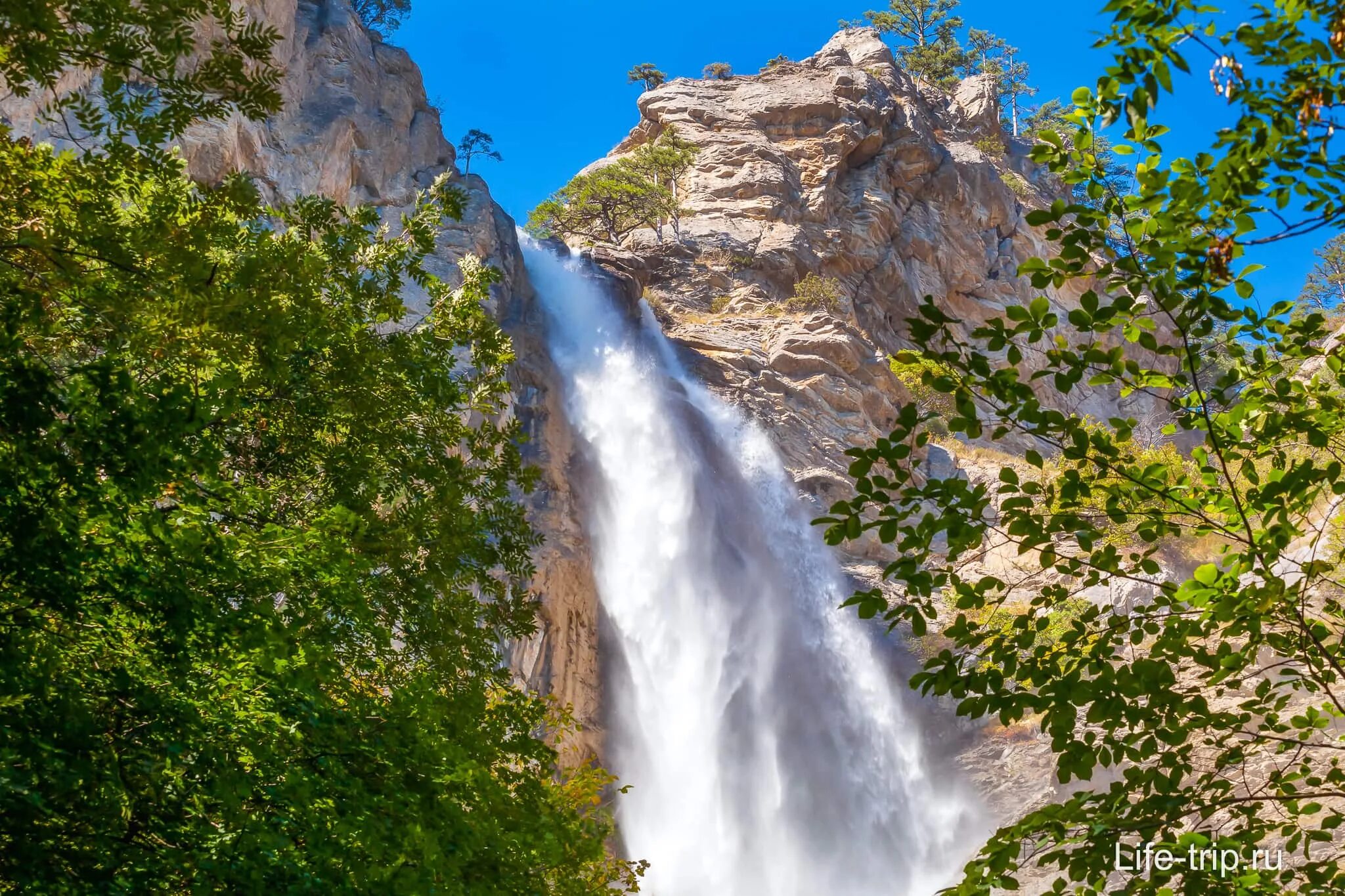 Водопад летящая вода крым