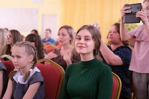 Девочка поздравила восьмиклассников