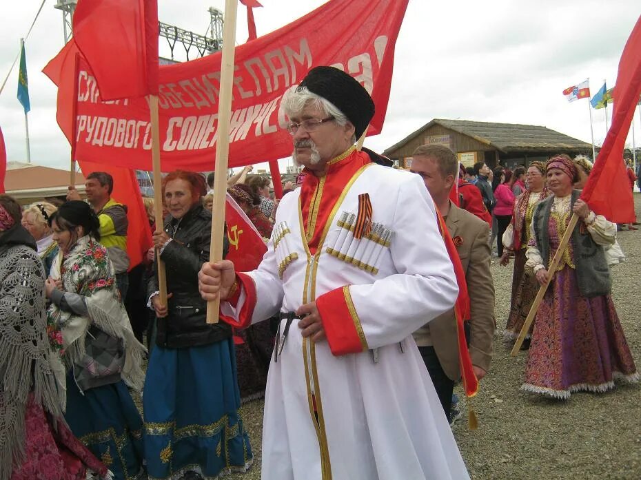 знамя из кумача. доска ситцева. ткань барановский ситец. кумачевый. кумачовый платок.