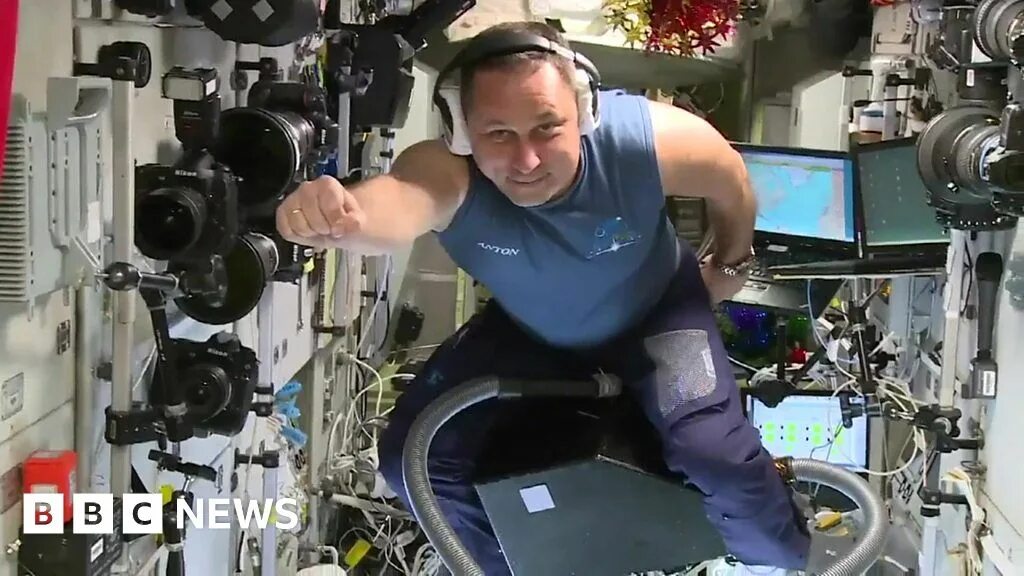 Космонавт в ролике русского проекта Российский космонавт Александр Гребенкин отправился на МКС на корабле Crew Drago