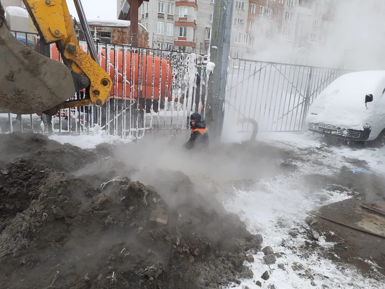 Порыв теплотрассы Омск. Прорыв теплосети Омск.