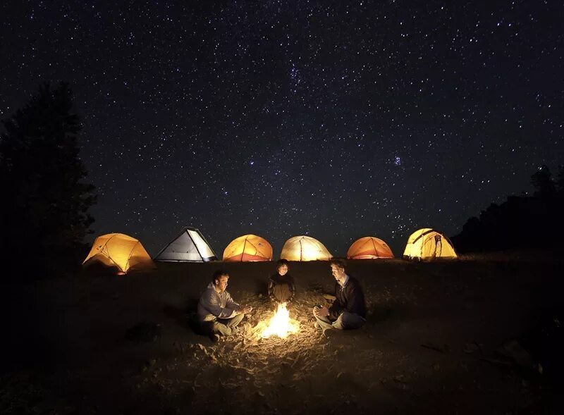 Темнота в палатке. Палатка. Палатка костер. Палатка ночью. Палатка в лесу ночью.