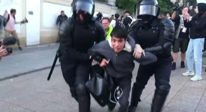 Задержание полицейского. ОМОН на протестах избивает. Избить дубинкой