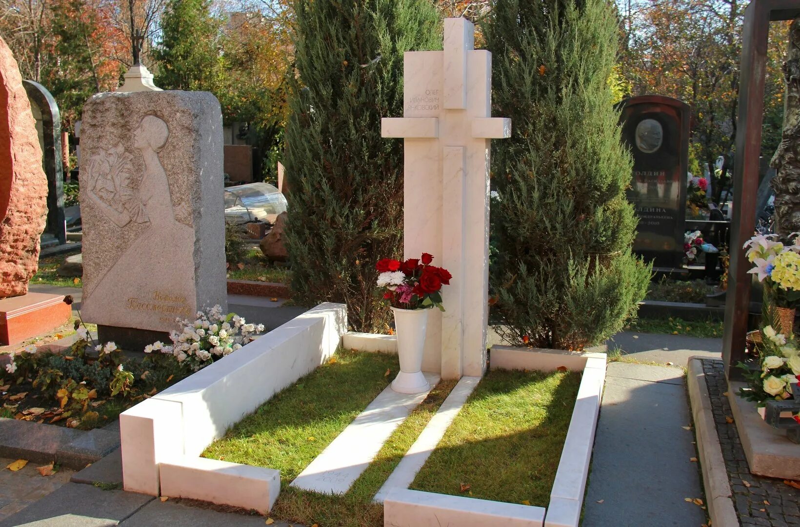 Могила олега янковского на новодевичьем кладбище. Олег янковский памятник на могиле. Памятник олегу янковскому на новодевичьем кладбище. Могила олега янковского. Могила олега янковского.