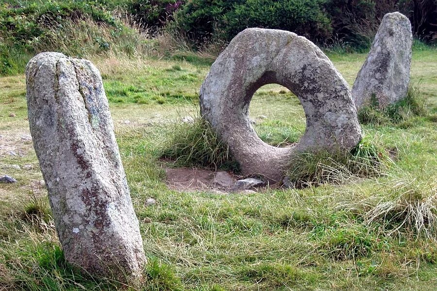 Тол это. Бронзовый век Стоунхендж. Мен-эн-тол, Корнуэлл. Древние камни с отверстием. Камни с дыркой древний.