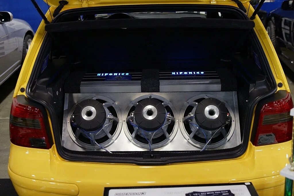 Many bass. Car SPL Subwoofer. Бокс для сабвуфера. Car Audio Speaker Box 3d. Сабвуфер в коробке 6.