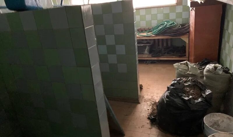 Не хожу в туалет 2 недели. Ведро чтобы ходить в туалет. школьник ходит в туалет. европейцы ходили в ведро в туалет. школьники ходят в туалет на улице за гаражами.