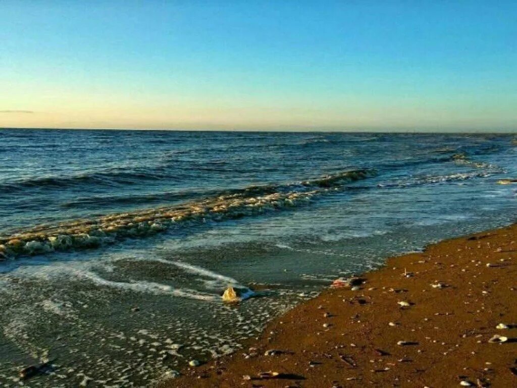 Краснодарский край имеет приморское. Азовское море Приморско-Ахтарск. Приморско-Ахтарск Краснодарский край море. Пляж Приморско Ахтарск Азовское море. Море Приморско Ахтарский Азовское.