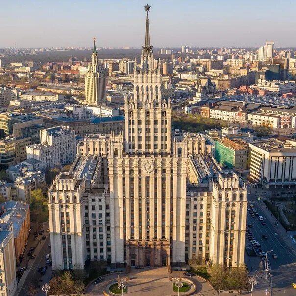 Сталинские высотки в Москве. Семь сестер сталинские высотки. Сталинская высотка на Кутузовском проспекте. Семь сталинских высоток в Москве.