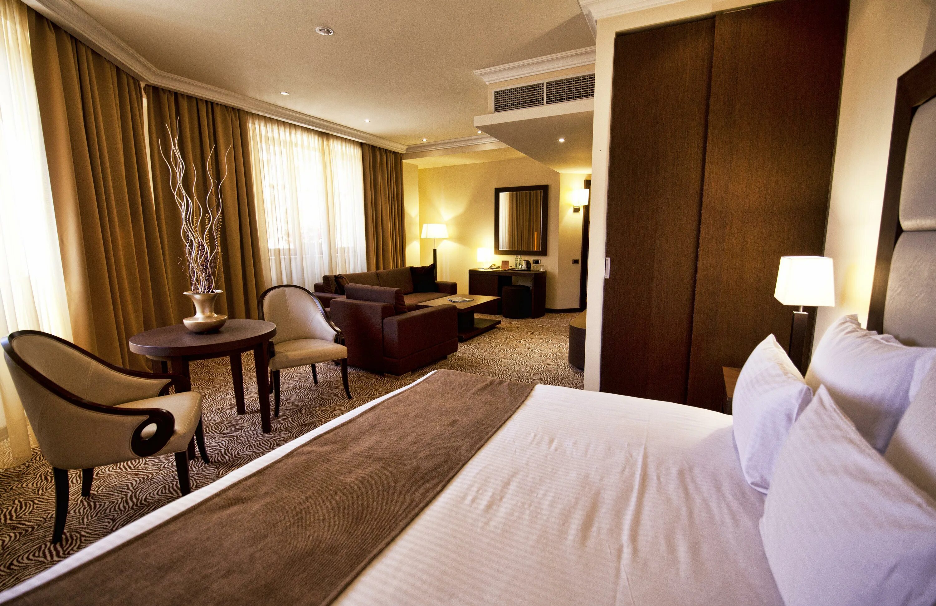 Grand hotel yerevan 5. Гранд отель ереван в ереване. Ереван отель рэдиссон блю. Отелем коньяк 4* ереван. Mist hotel ереван.