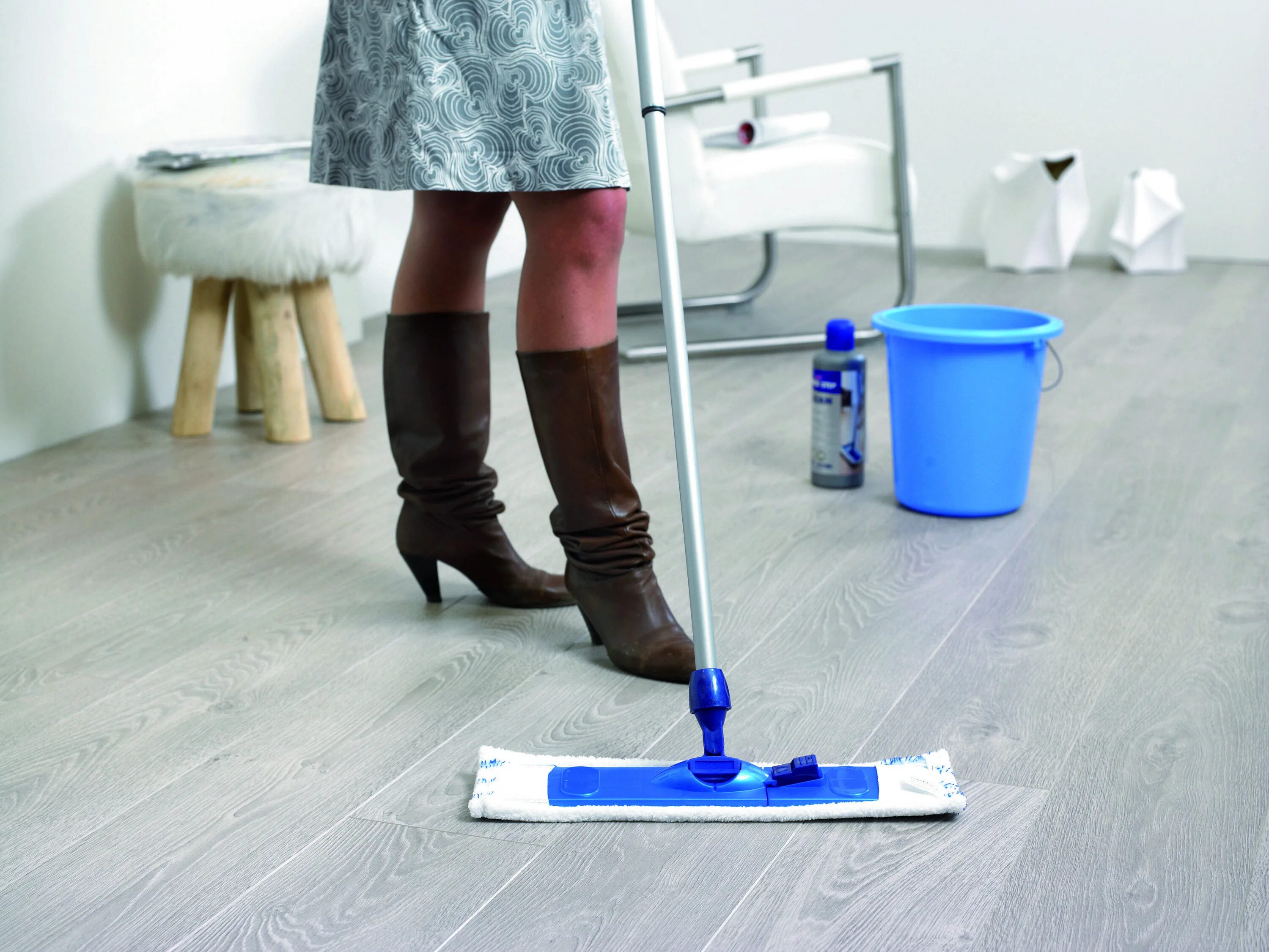 Чем можно отмыть линолеум. Грязный линолеум. Мытье паркета. Протертый ламинат. Деревянный лакированный пол.