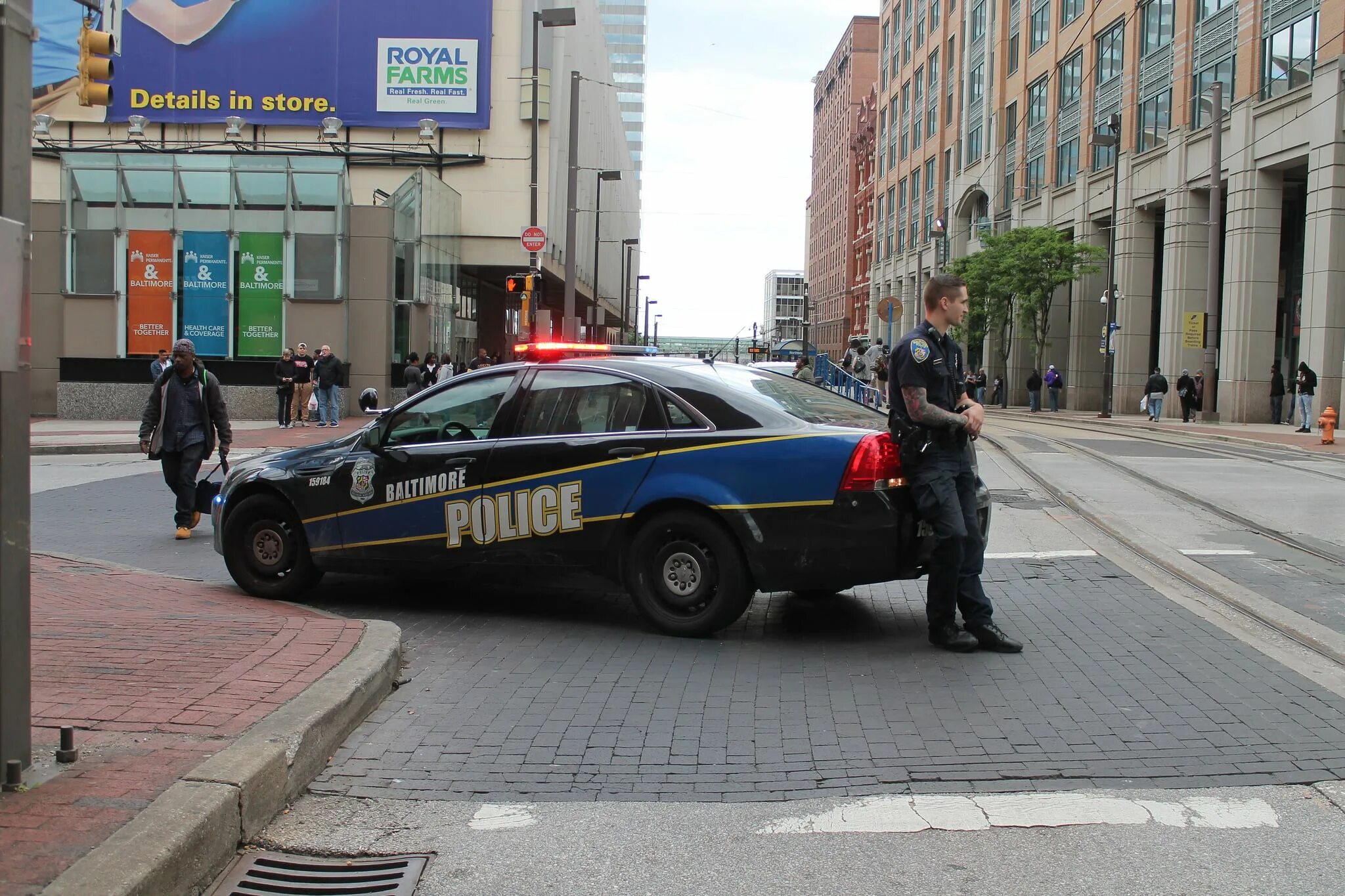Полицейский чин сканворд. Полиция Балтимора. Полиция Мэриленда. Детектив полиции Балтимора. Здание полиции в Балтиморе.