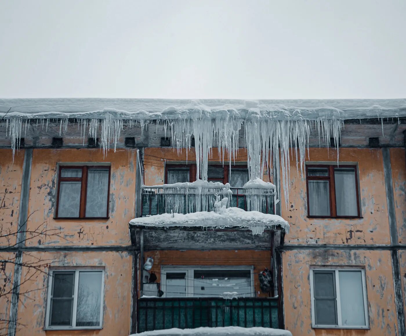 Тепло ей под ледяной кровлей