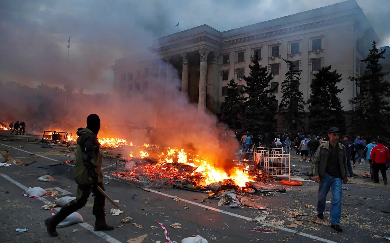 Сколько погибших в одессе. Дом профсоюзов в Одессе 2 мая 2014. Одесса 2 мая дом профсоюзов. Одесса 2014 дом профсоюзов. Одесса дом профсоюзов 2 мая 2014 г. сожжение людей.