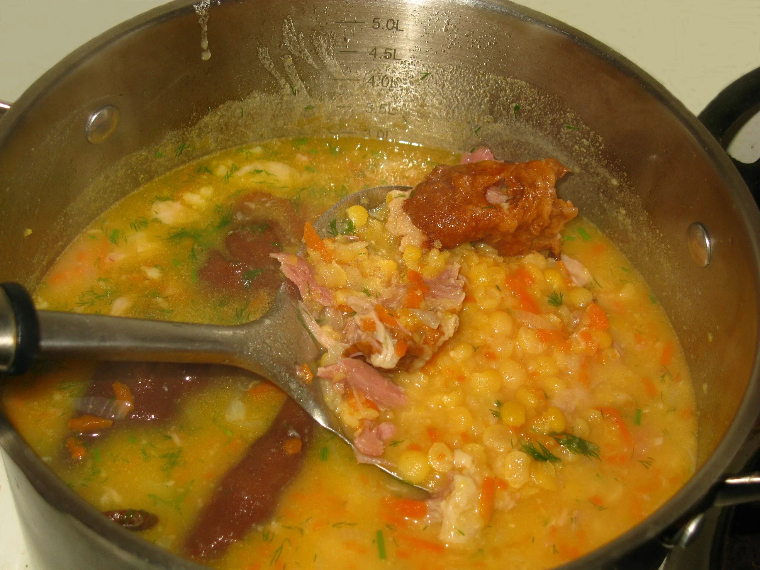 Гороховый суп с копченой рулькой. Гороховый суп с рулькой. суп гороховый с копченостями с рулькой. испорченный гороховый суп.
