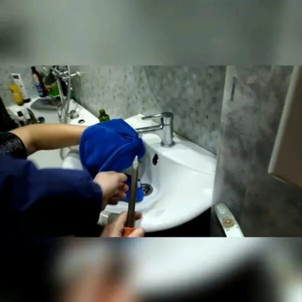 Застряла в ванной комнате. Застряла в ванной комнате
