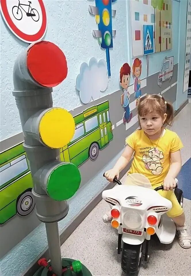 У любого перекрестка нас встречает светофор. У любого перекрестка нас встречает светофор