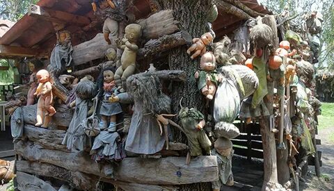 architecture-haunted-islade-las-munecas-island-of-the-dolls-mexico.