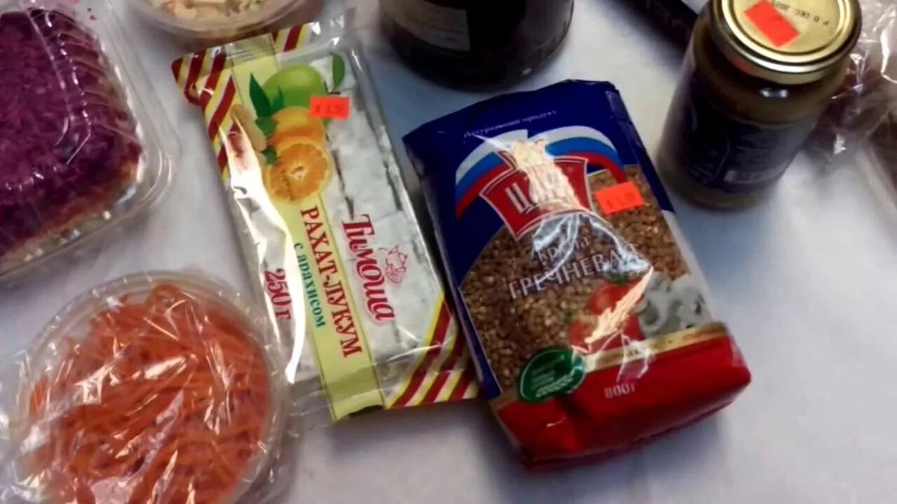 Жареная красная икра на сковороде. Красная икра в америке. Копчёная красная икра колбасой. Красная икра в стеклянной тарелке. Замороженная красная икра.