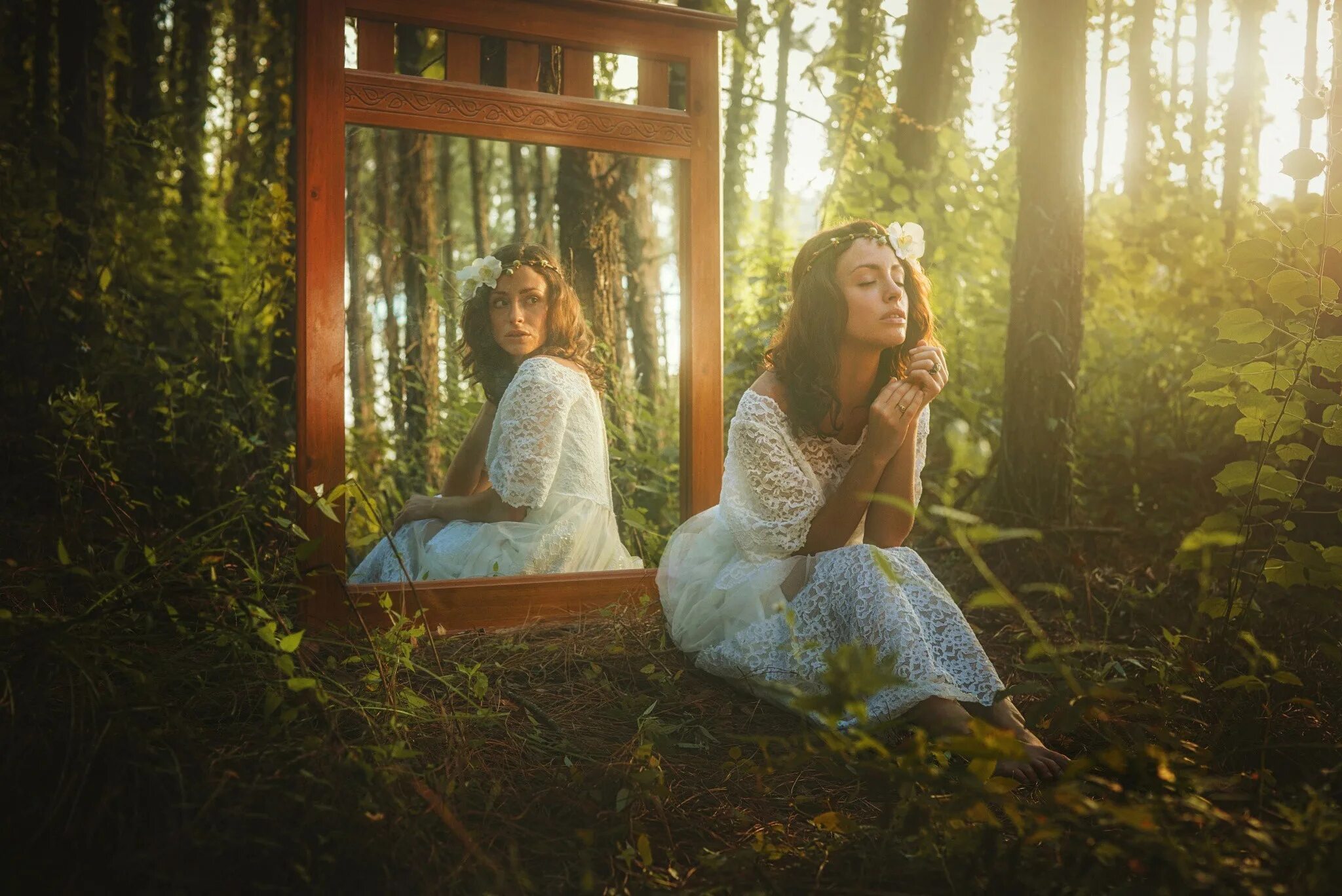 Reflection woman. Фотосессия в лесу. Зеркало в лесу. Фотосессия отражение в зеркале. Фотосессия с зеркалом на природе.