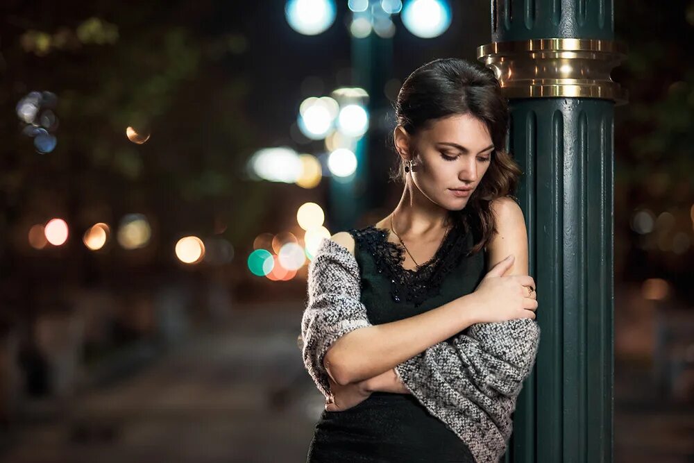 Woman is night. Вечерняя фотосессия в городе. Вечерний портрет. Фотосессия на улице вечером. Девушка в Вечернем городе.