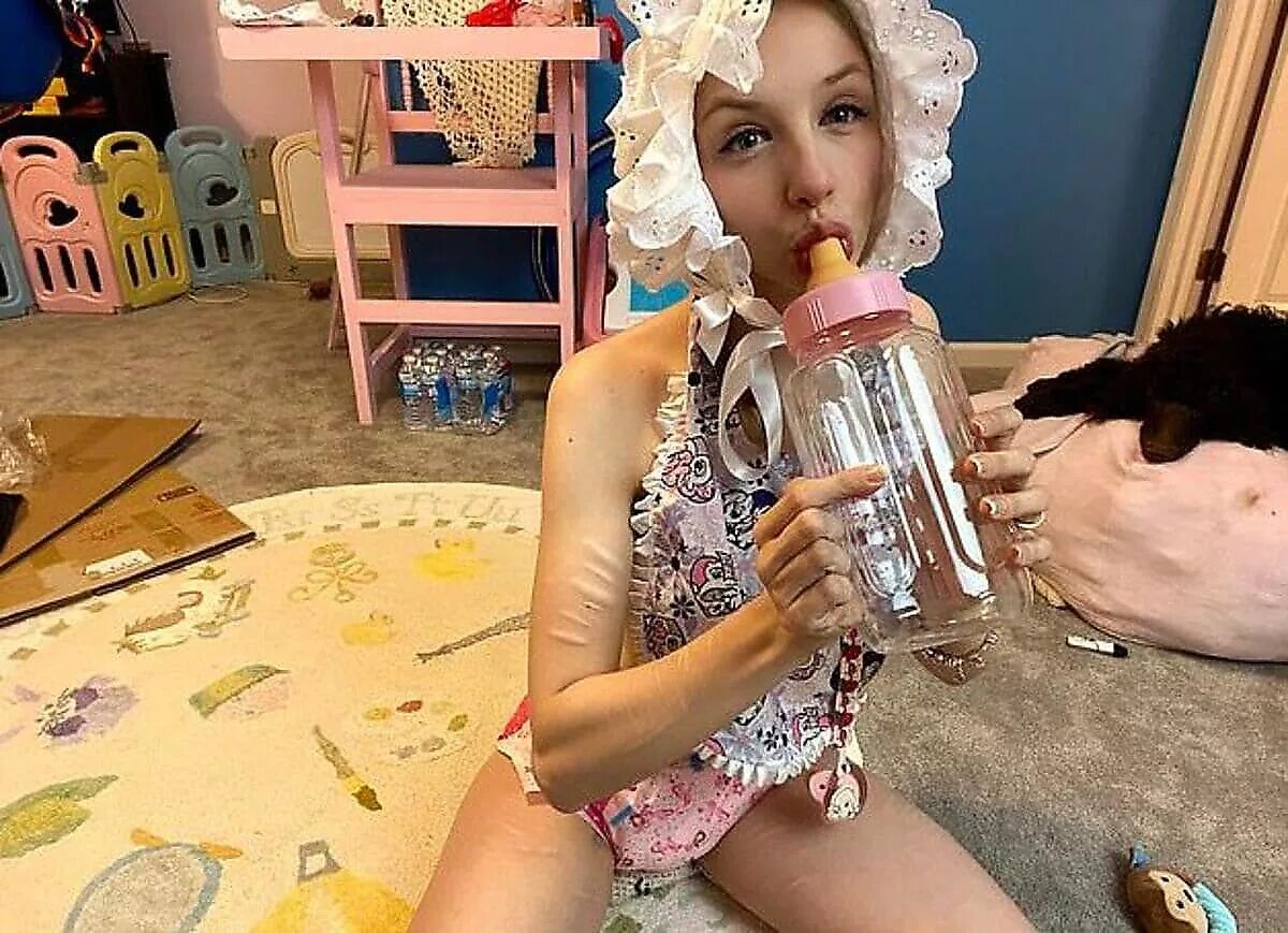 Красивые девушки в памперсе. Взрослые женщины в памперсах. Взрослые девушки в подгузниках. Женщина в подгузнике взрослая. Девушки в памперсах.