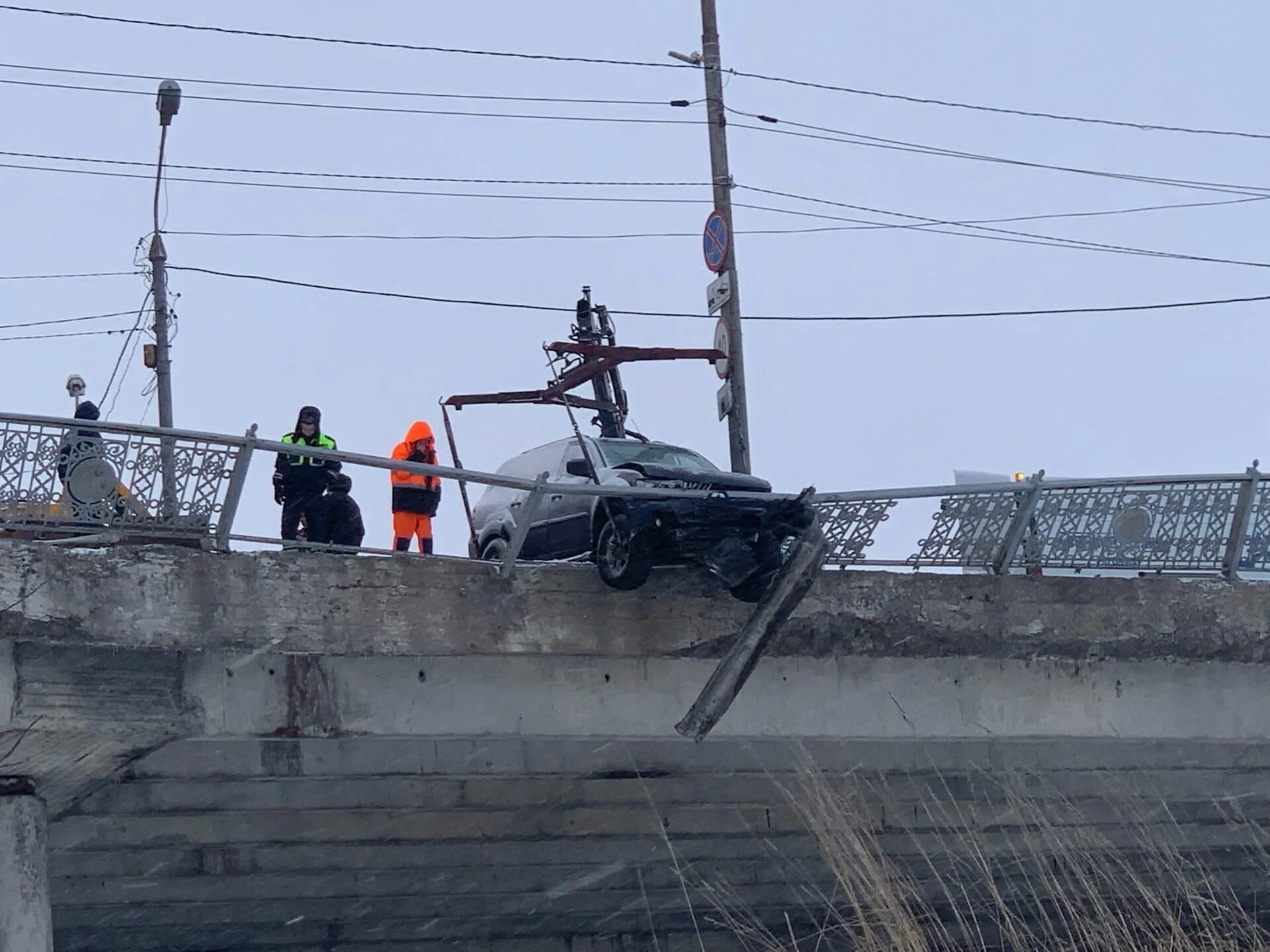 Ограждение на Октябрьском мосту Череповец. ДТП Череповец Октябрьский мост. Катастрофа мост. Чуть свалиться