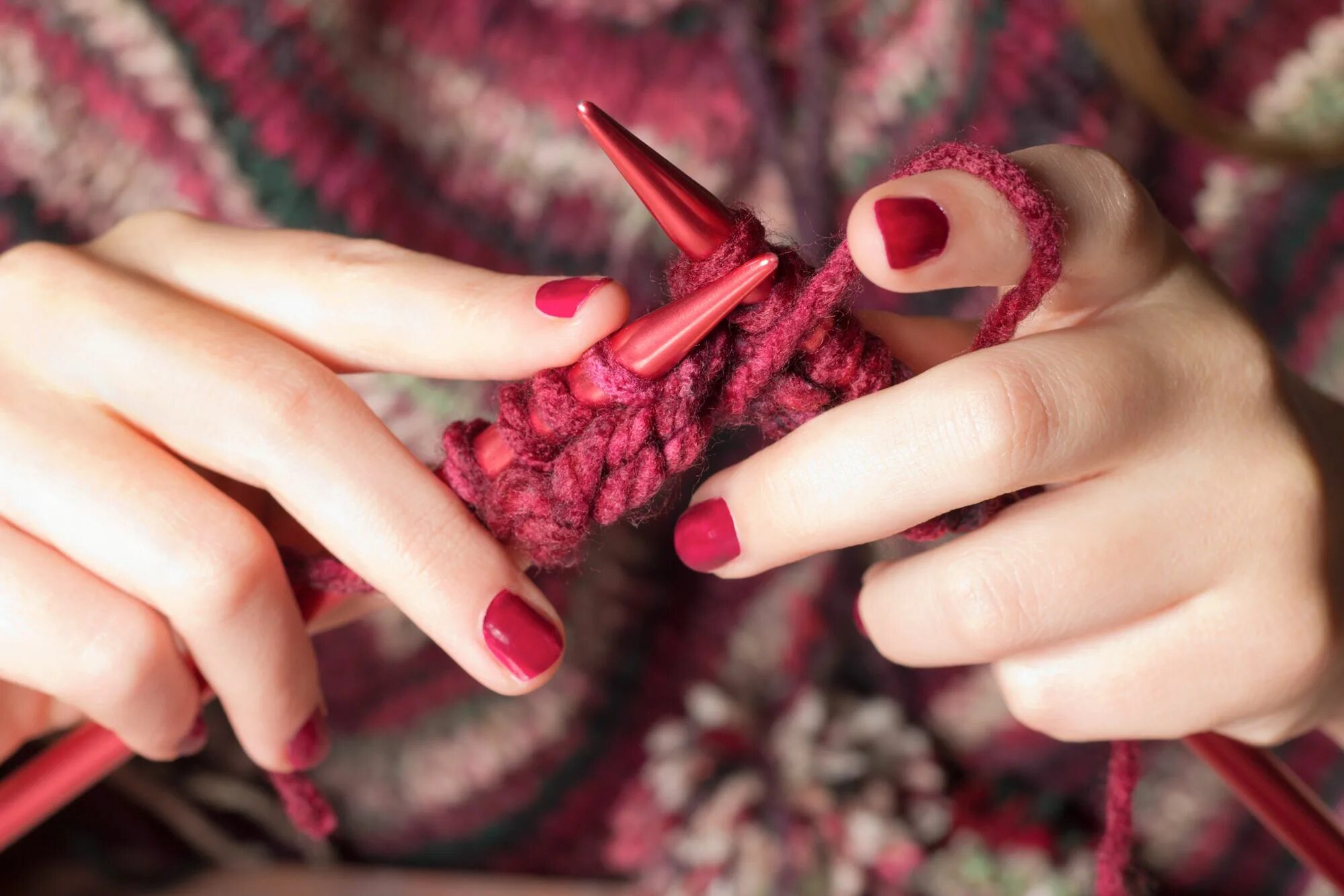 Knitting hands. Вязание. Рукоделие. Рукоделие вязание. Хобби вязание.