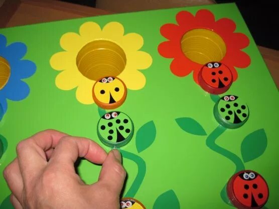 Поделки которыми можно играть. Игры с крышками. поделки игры. игры на тему насекомые своими руками.