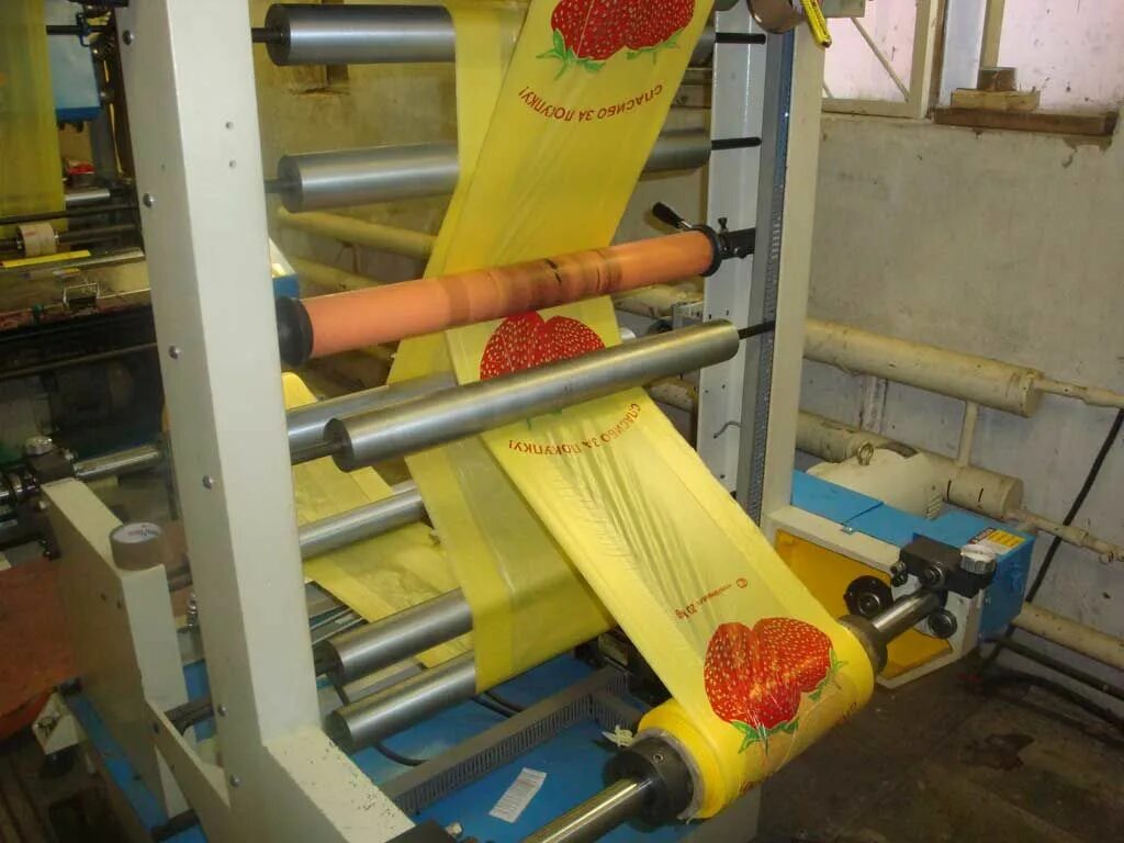 Экструдер полимер пленка. Экструзионная линия для пластмассовых листов. Пакетоделательная машина для производства пакетов в рулонах shxj-600/1000. Машина для изготовления полиэтиленовых пакетов. Линия из полиэтилена.