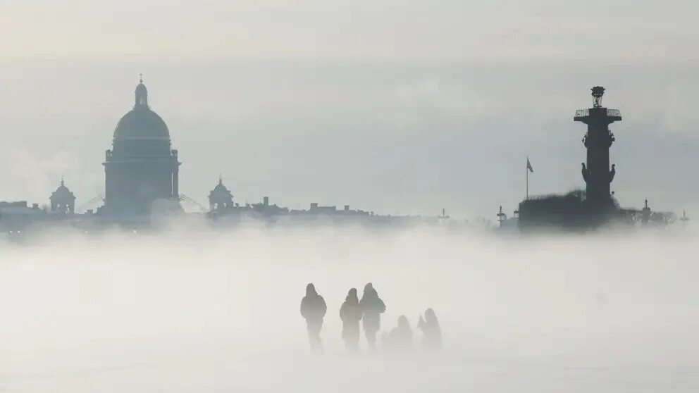 Туманный петербург площадь. Санкт-петербург туман. Туман в санкт петербурге сегодня. Исаакиевский собор в тумане. Туман нева санкт петербург.