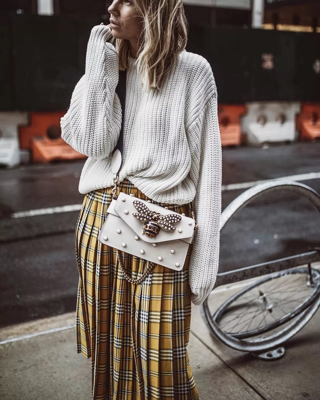 Одежда со свитером. Одежда со свитером. Стрит стайл оверсайз. Oversize outfit одежда стиль 2022. Свитер поверх платья.