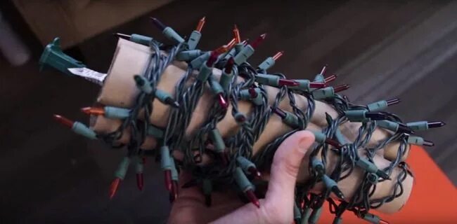 Хранение новогодних гирлянд. Хранение елочных гирлянд. Как сложить гирлянду на хранение. Вешалка для гирлянды. Хранение новогодних гирлянд.