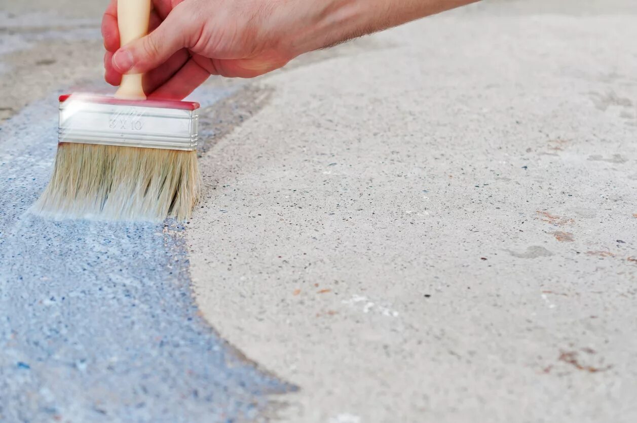 Чем покрыть бетон на улице для красоты. Decotech Eco грунтовка. Крашеный бетон. Грунтование поверхности. Крашеный бетонный пол.