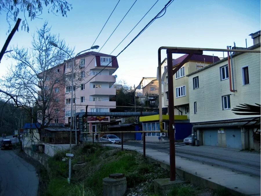Гаражи сочи фото. Гаражный кооператив сочи. многоэтажные гаражи в сочи. гараж жилой сочи лысая гора. гаражный кооператив таврия адлер.
