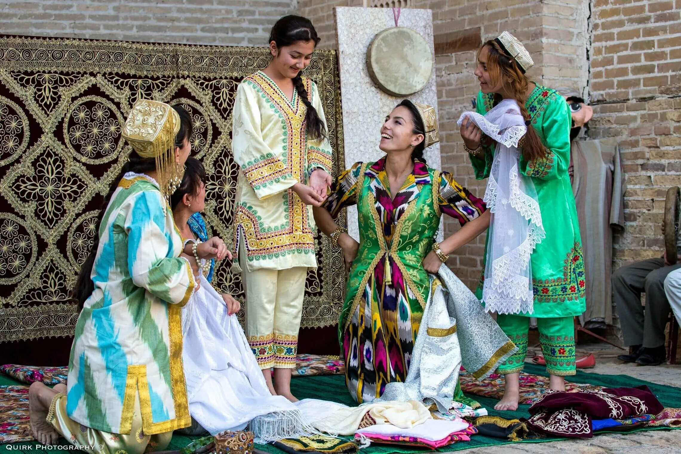 Самарканд келин салом. Фатиха туй Узбекистан. Традиции невесты Узбекистана. Узбекистан Миллий либослар. Узбекистан лучше россии