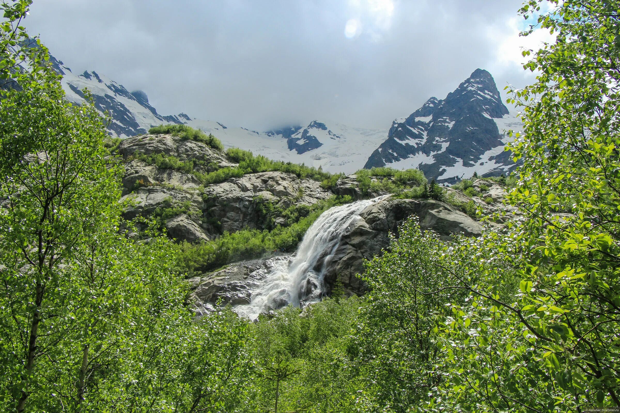 Алибек кчр. Алибекский водопад. Чучхурский водопад домбай. Теберда водопад алибек. Водопад алибек домбай.