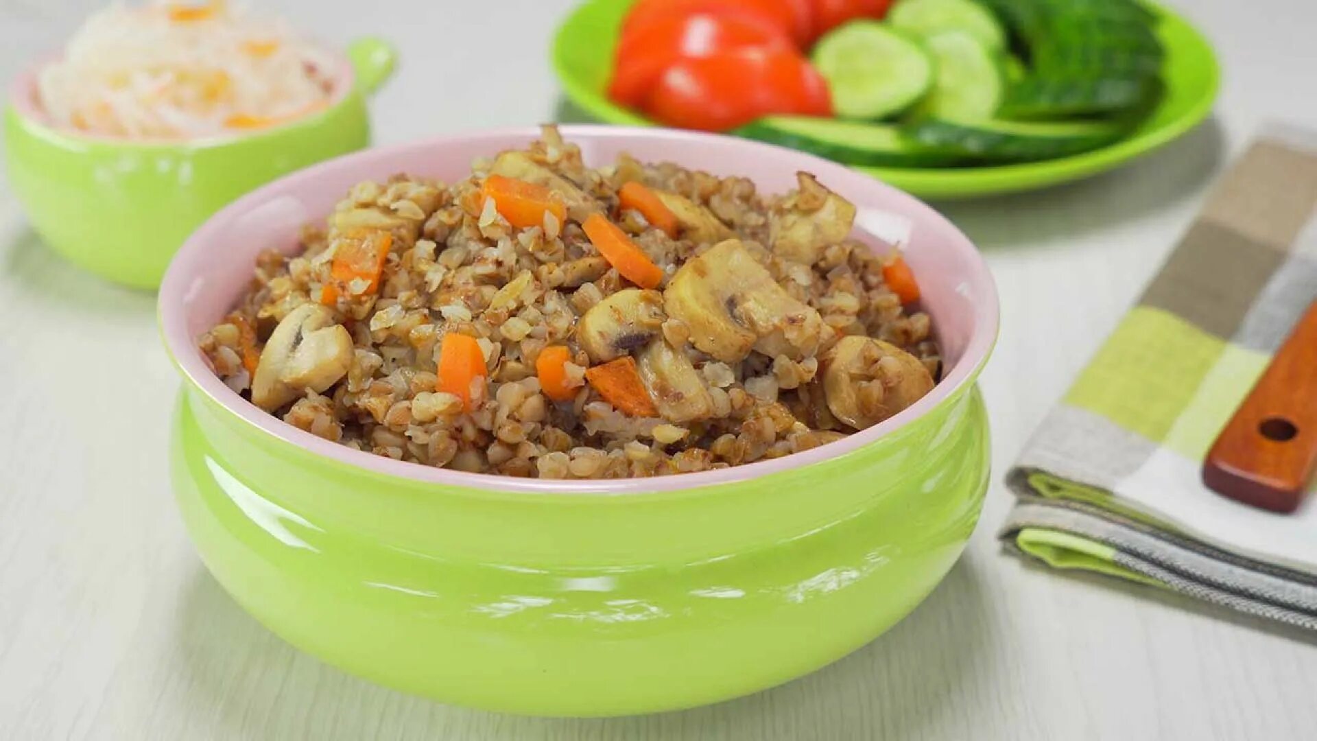 Гречка с овощами на сковороде с мясом. Гречка с грибами и морковью. каша гречневая с грибами и овощами. гречневая каша с грибами и луком. гречневая каша с грибами и луком и морковью.