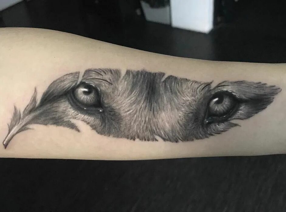 Тату волчьи глаза. Тату глаз волка. Тату глаза волка на руке мужские. Тату глаза волка. Рукав волк реализм.