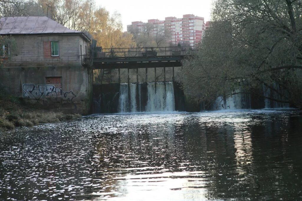 Заречье десна. Дамба река Десна Троицк. Плотина Троицк. Плотина Подольск парк. Троицк Москва река.