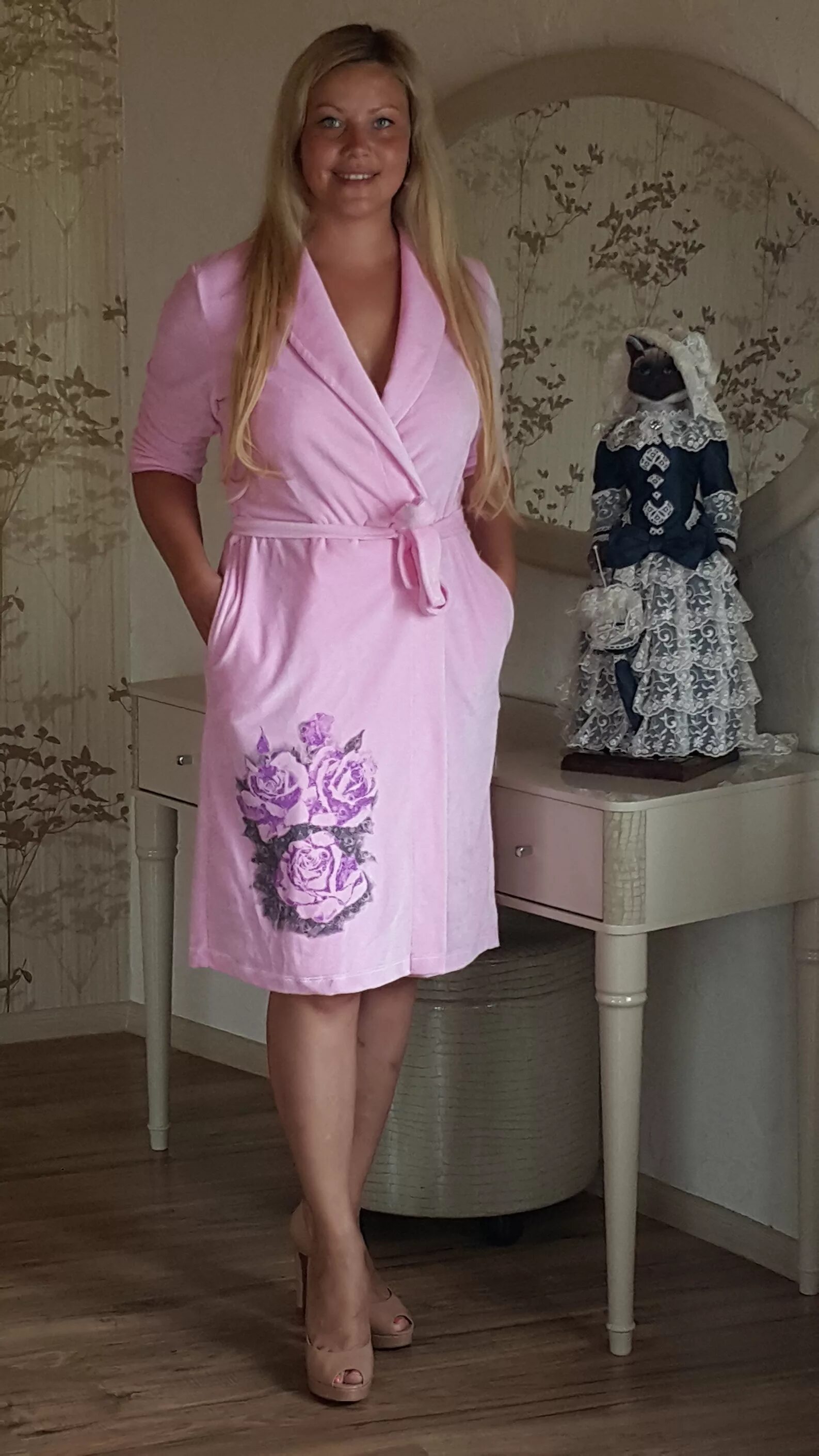 женщины в домашних халатах частное. жена дома в халатике. жена дома в халатике. Mia-mia кимоно "loren" 16097. распахнула халат.