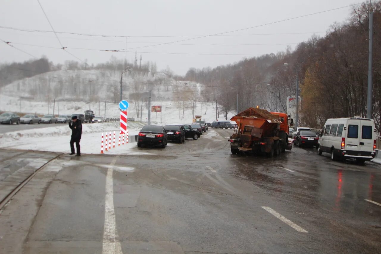 Авария в Нижнем на Мызинском мосту. Авария в Нижнем Новгороде на Мызинском мосту 23 декабря. Мызинский мост Нижний Новгород. ДТП на мосту в Нижнем Новгороде 23 декабря. 23 декабря 2016 г