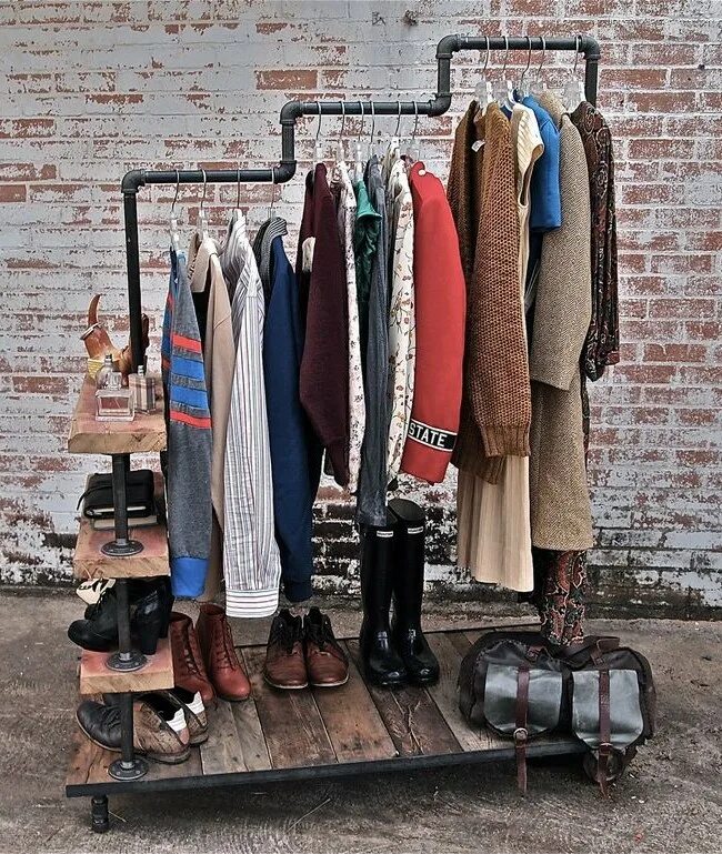 Сделай повесь. Garderob одежда Loft Style. Рейл для одежды в стиле лофт. Вешалки для магазина одежды в стиле лофт. Полка в стиле лофт для одежды.