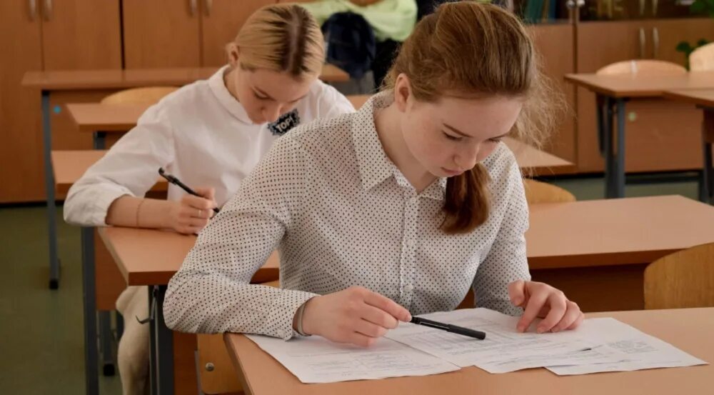 4 как он в школе. Впр 2025 осень. старшеклассники в школе. школьники за партой. экзамены в школе.