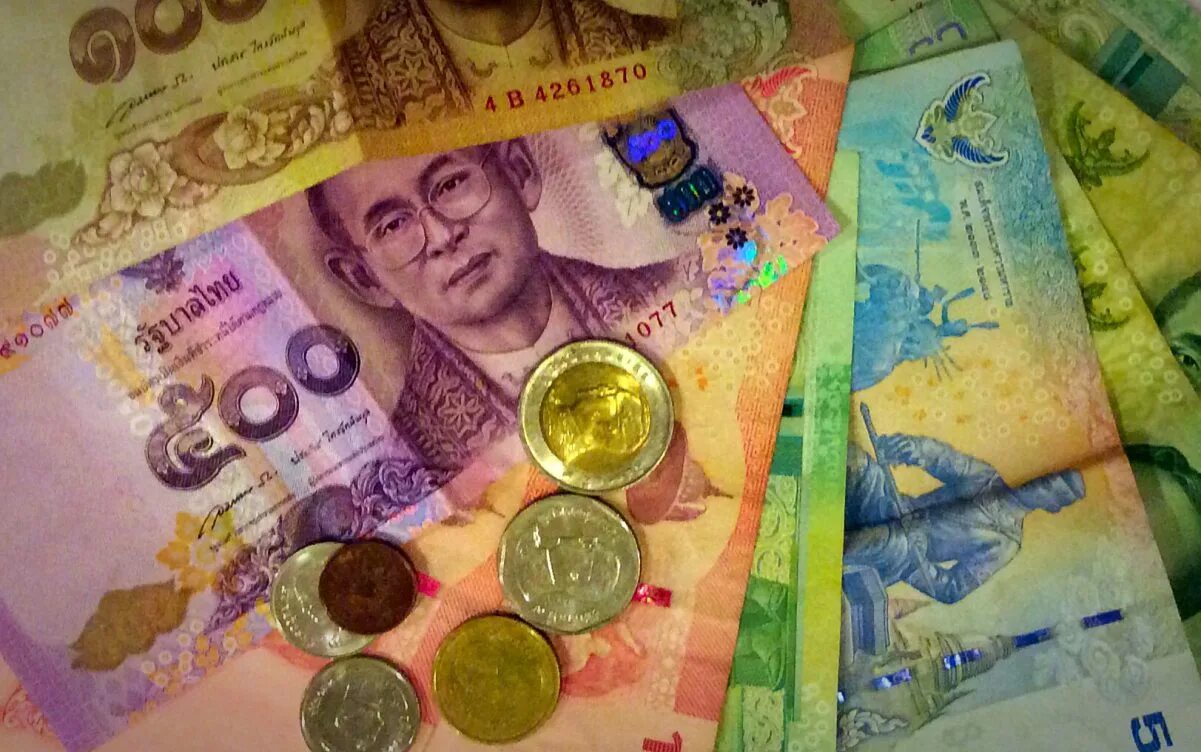 Деньги в бангкоке. Бат валюта. Бат денежная единица Таиланда. Денежная валюта Тайланда. Тайские купюры.