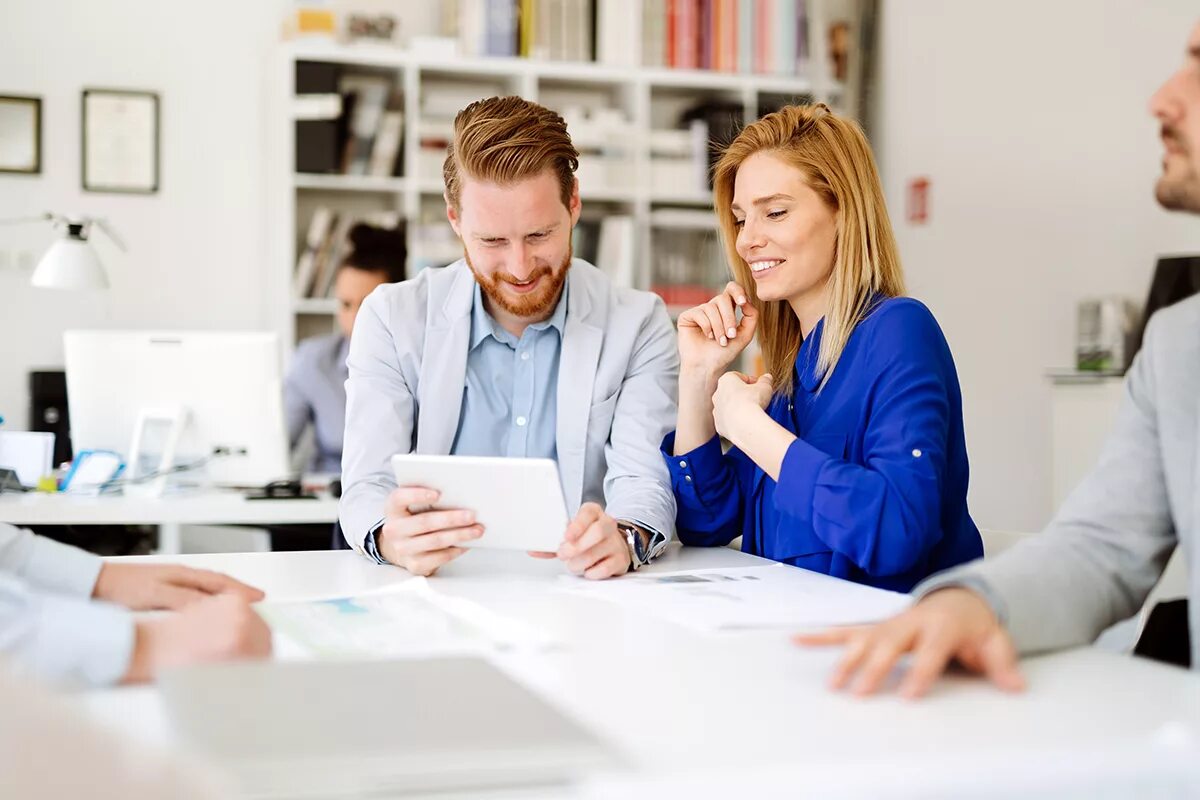 Офисная жизнь картинки. Занятая жизнь. Office Life. Фото яркая офисная жизнь. Discussing the future