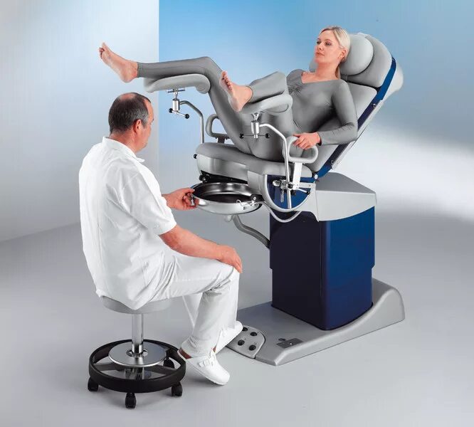Мужской врач гинеколог. Кресло гинеколога. Гинекологический осмотр на кресле. Женщина на гинекологическом кресле. Гинекологическое кресло с пациентом.