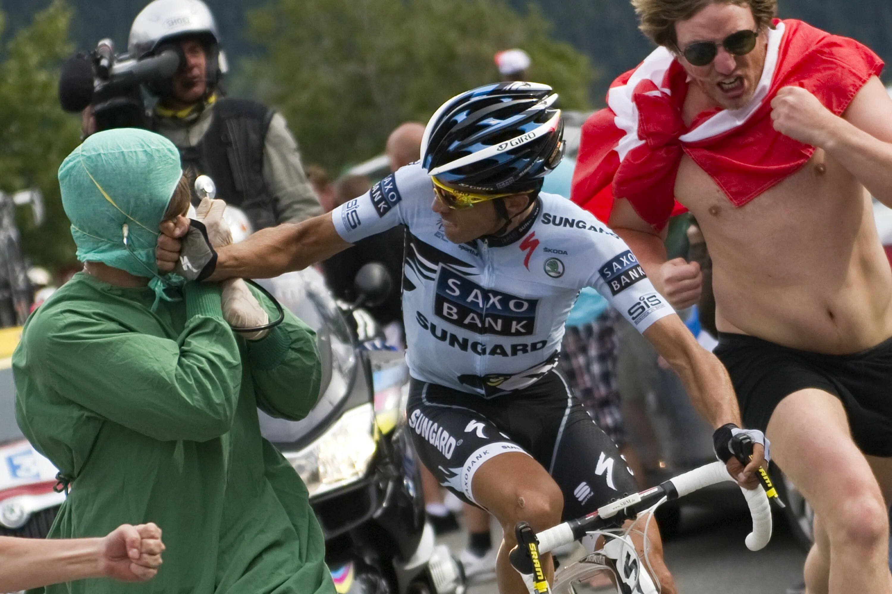 Смешные гонки. Альберто Контадор 2010. Альберто Контадор велогонщик. Велосипедист тур де Франс.